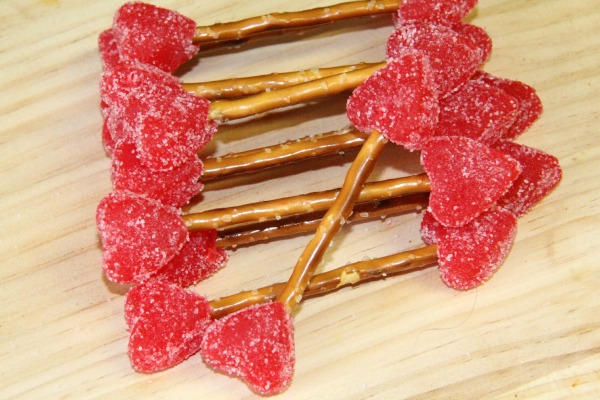These cute cupid's arrows are a great last minute Valentines day treat idea. It is so easy to put together, in no time, that even the kids can help.