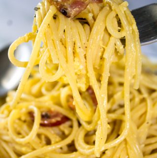 Looking for a delicious Spaghetti Carbonara Recipe? This pasta recipe is simple and easy to make. This 30 minute meal is sure to please.