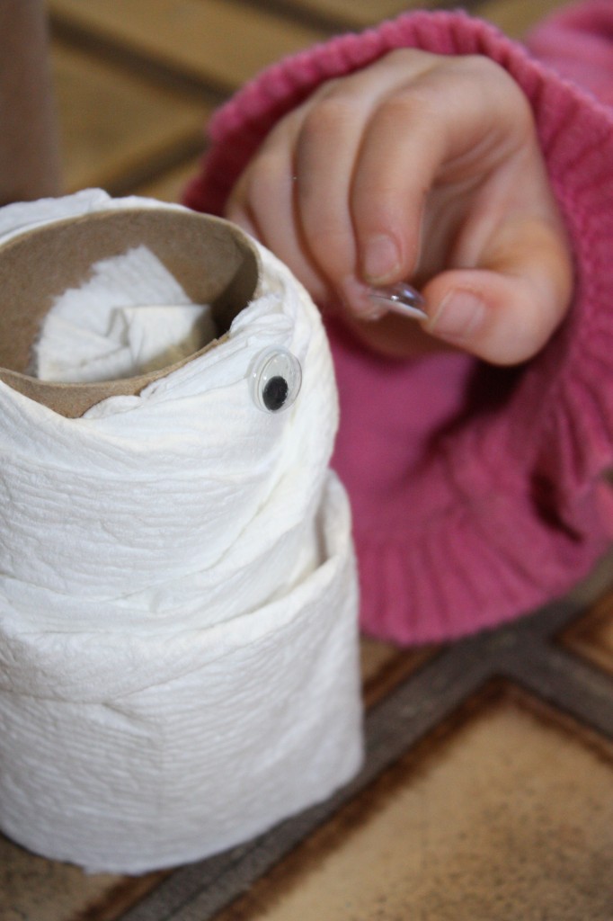 Easy Halloween Craft with toilet paper rolls- Mummies with Cottonelle Triple Roll