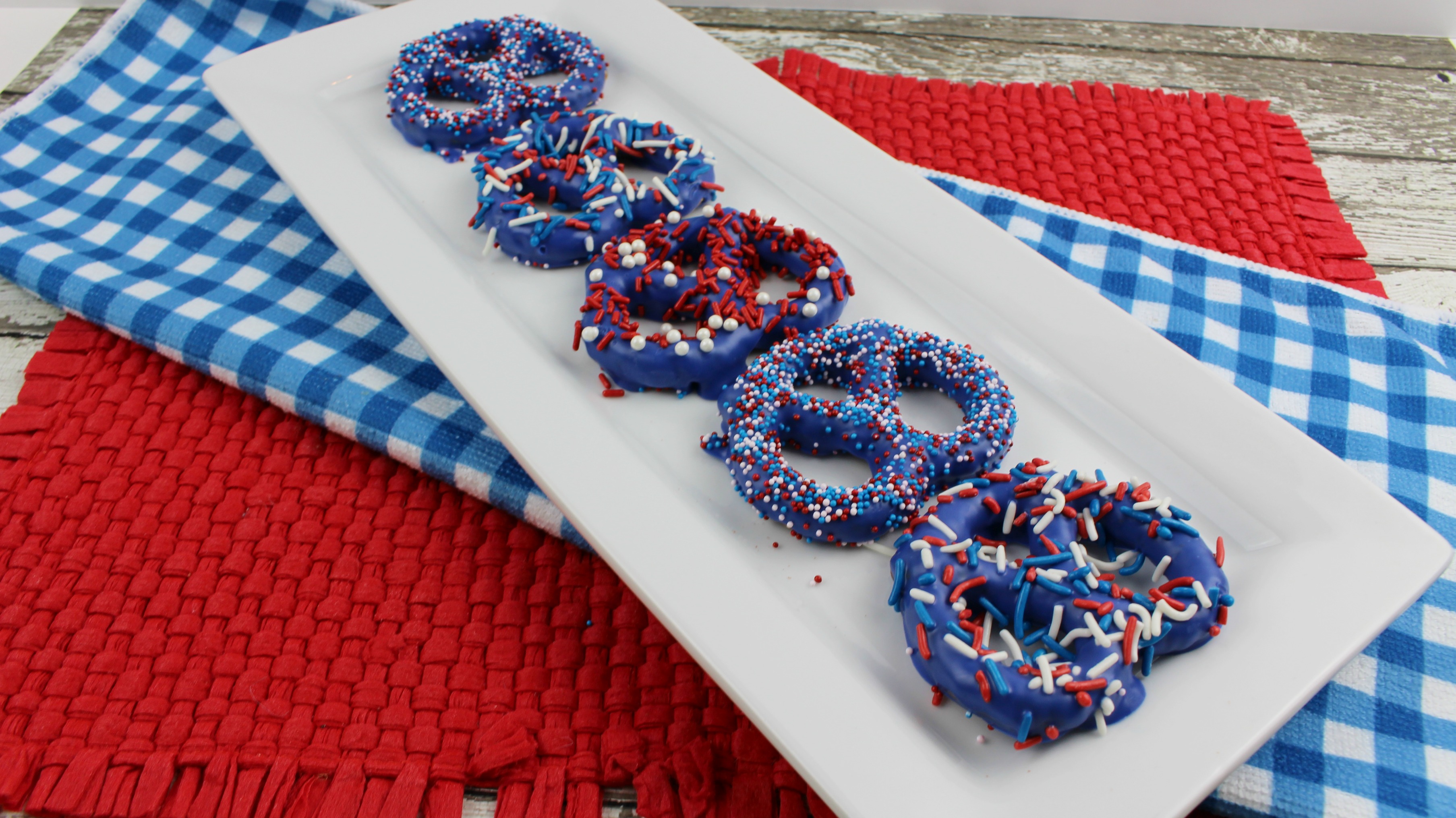 Patriotic Prezels make a great treat for a picnic or just an afternoon snack. Perfect for a 4th of July treat or Memorial Day dessert (1)