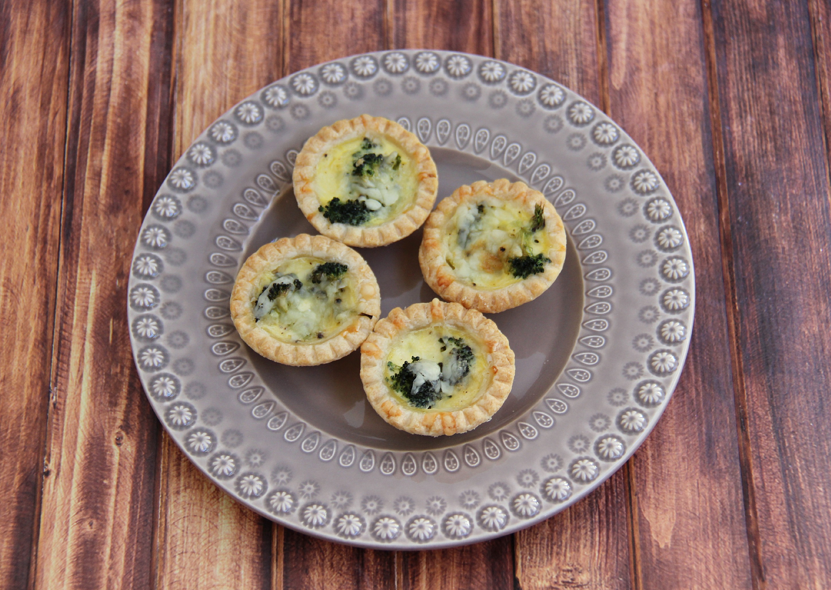 Broccoli and Cheddar Mini Quiches are a cheap dinner recipe that taste fantastic. 