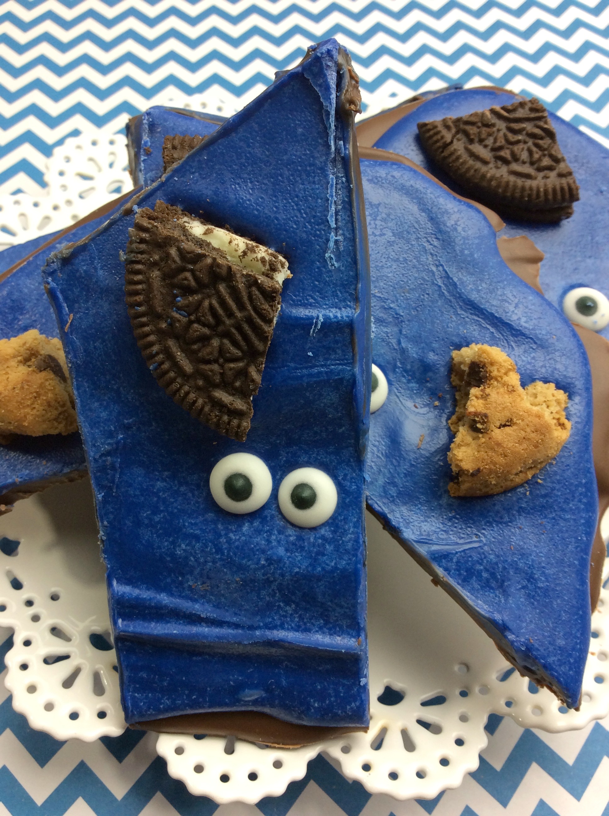 Who doesn't love cookie monster These tasty cookie monster bark dessert are so good that kids and kids at heart will love it