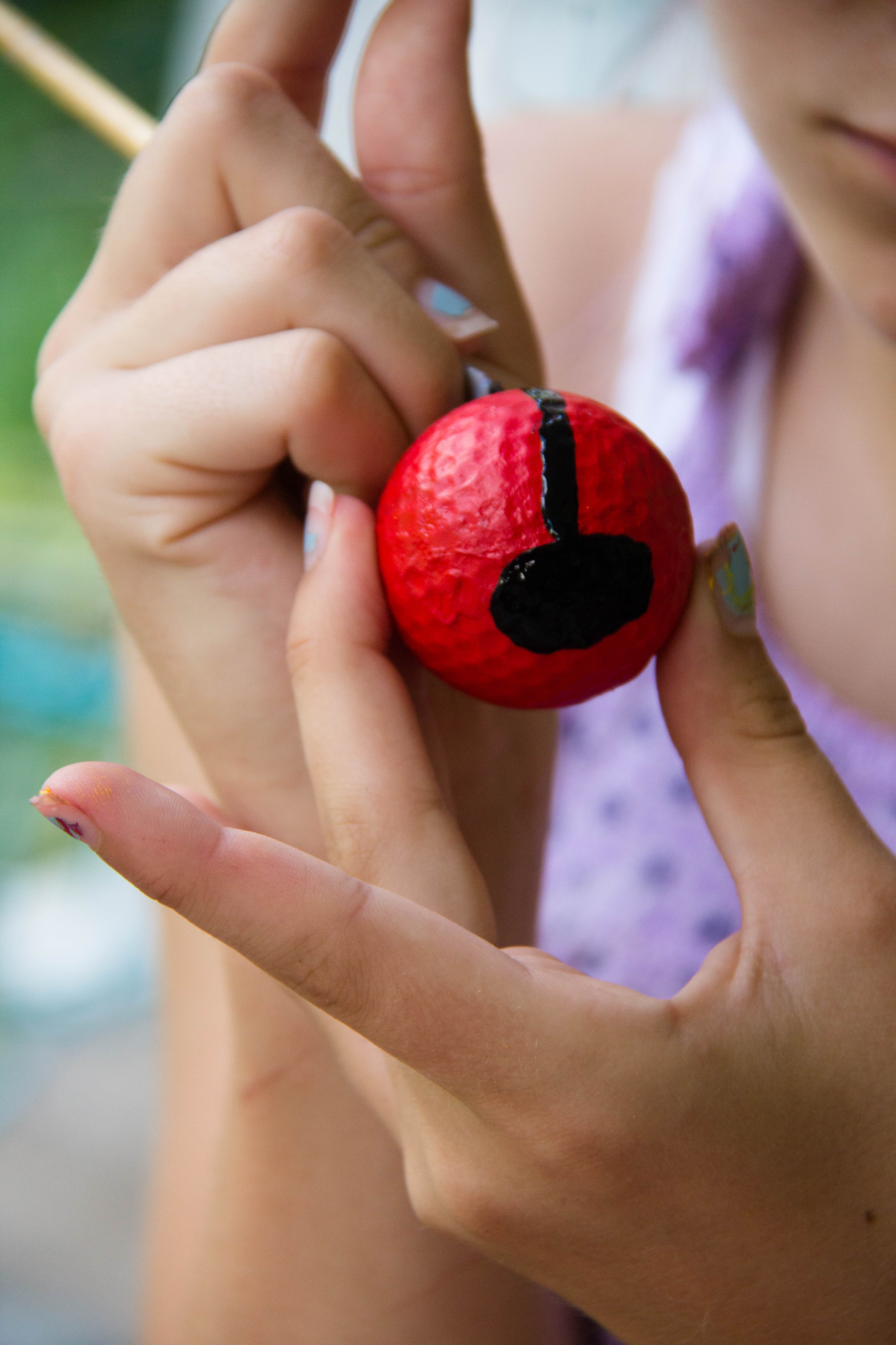 Looking for a fun garden decoration that you can make with the kids? These lady bug golf balls are easy to make and so cute.