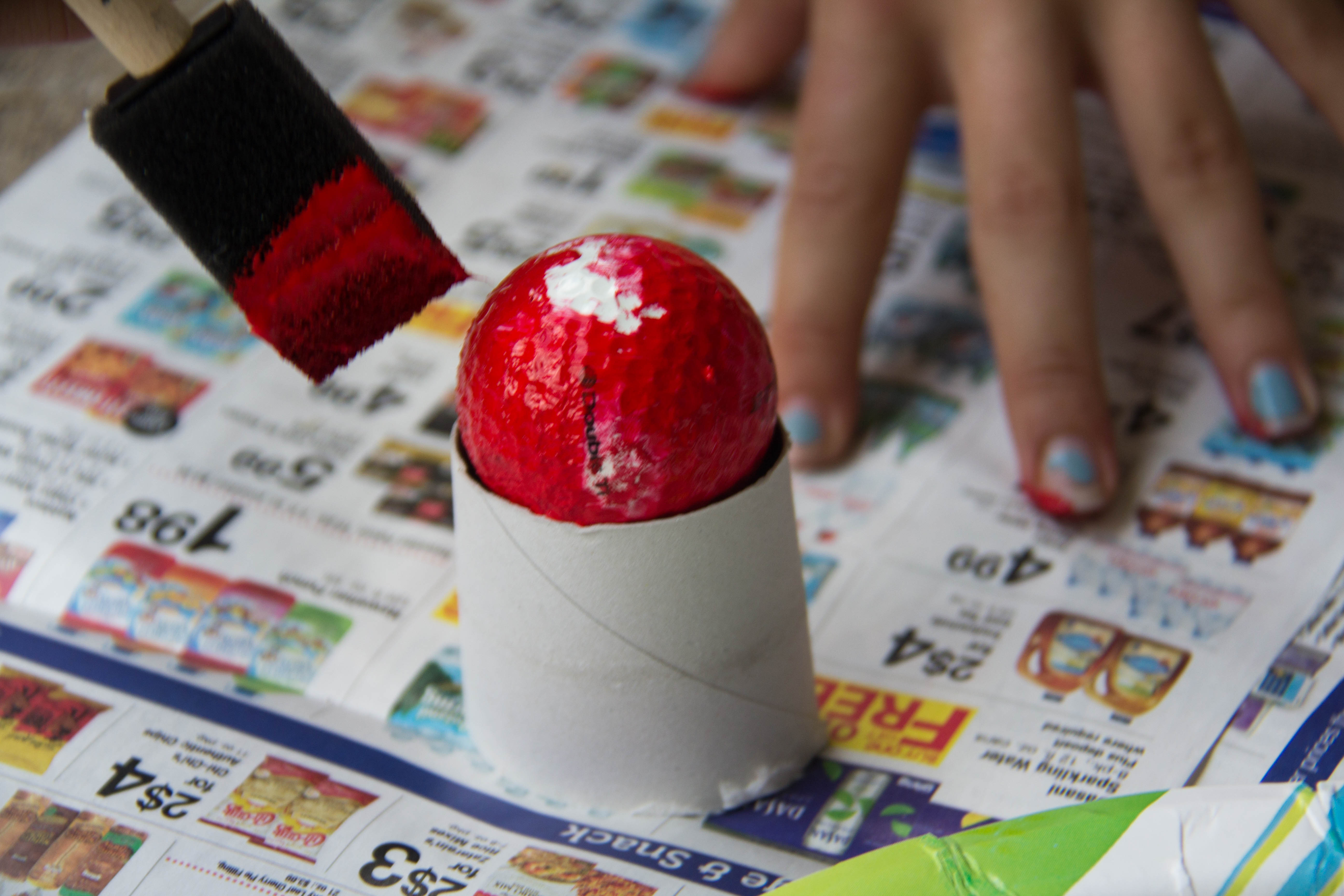 Looking for a fun garden decoration that you can make with the kids? These lady bug golf balls are easy to make and so cute.