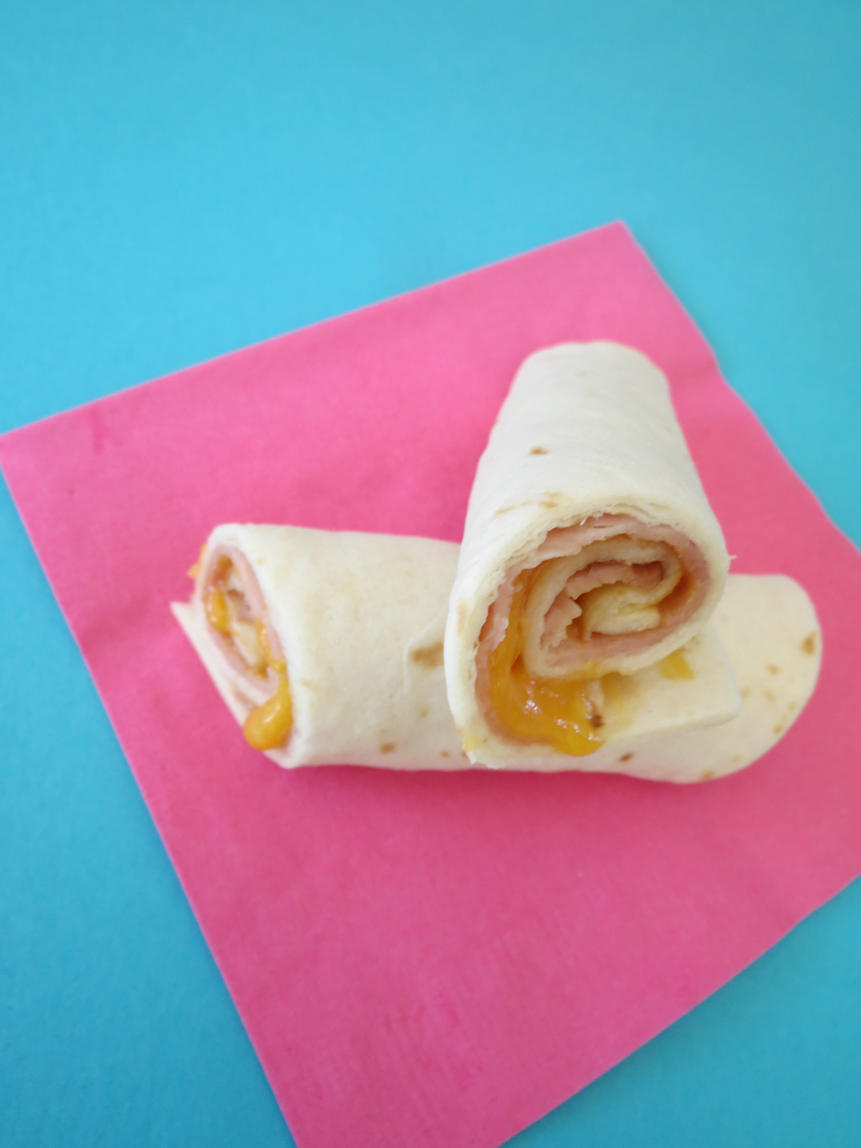Looking for a simple back to school lunch idea that can be made in no time. Ham and Cheese Roll Ups are perfect for a quick lunch idea.