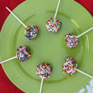 Want to know how to make cake pops? It is easy to do and it is a fun way to get the kids in the kitchen. Perfect for bake sales and parties.