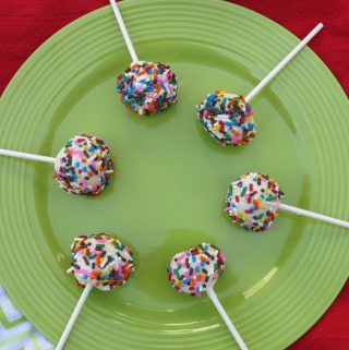 Want to know how to make cake pops? It is easy to do and it is a fun way to get the kids in the kitchen. Perfect for bake sales and parties.