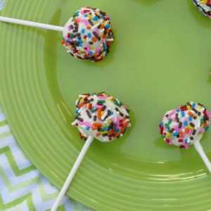 Want to know how to make cake pops? It is easy to do and it is a fun way to get the kids in the kitchen. Perfect for bake sales and parties.