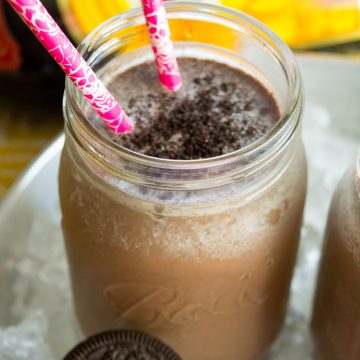 Looking for a dessert cocktail recipe? This recipe takes a mudslide and take it to a new level. This cookies and cream frozen cocktail is a perfect treat.