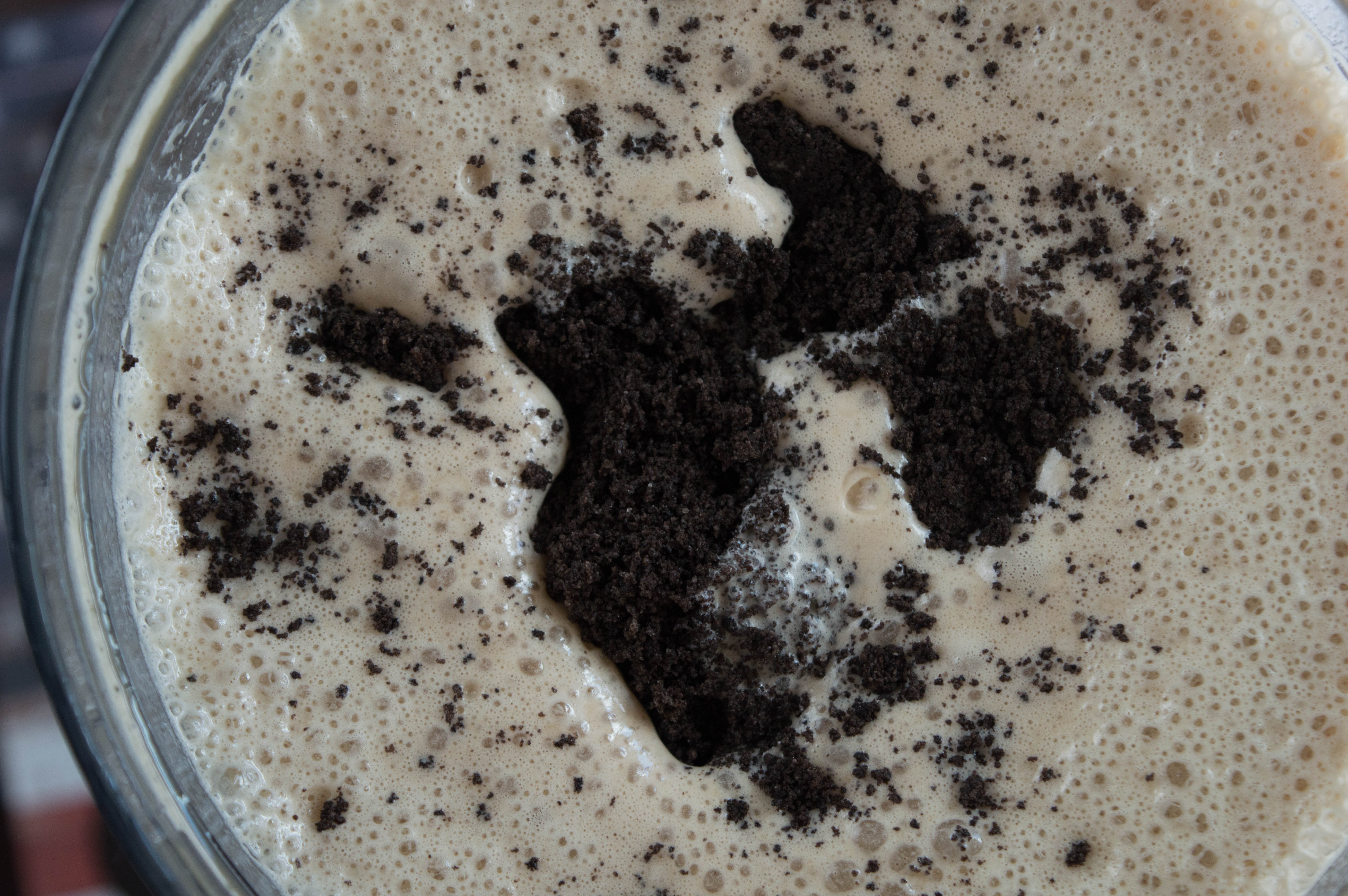 Looking for a dessert cocktail recipe? This recipe takes a mudslide and take it to a new level. This cookies and cream frozen cocktail is a perfect treat.