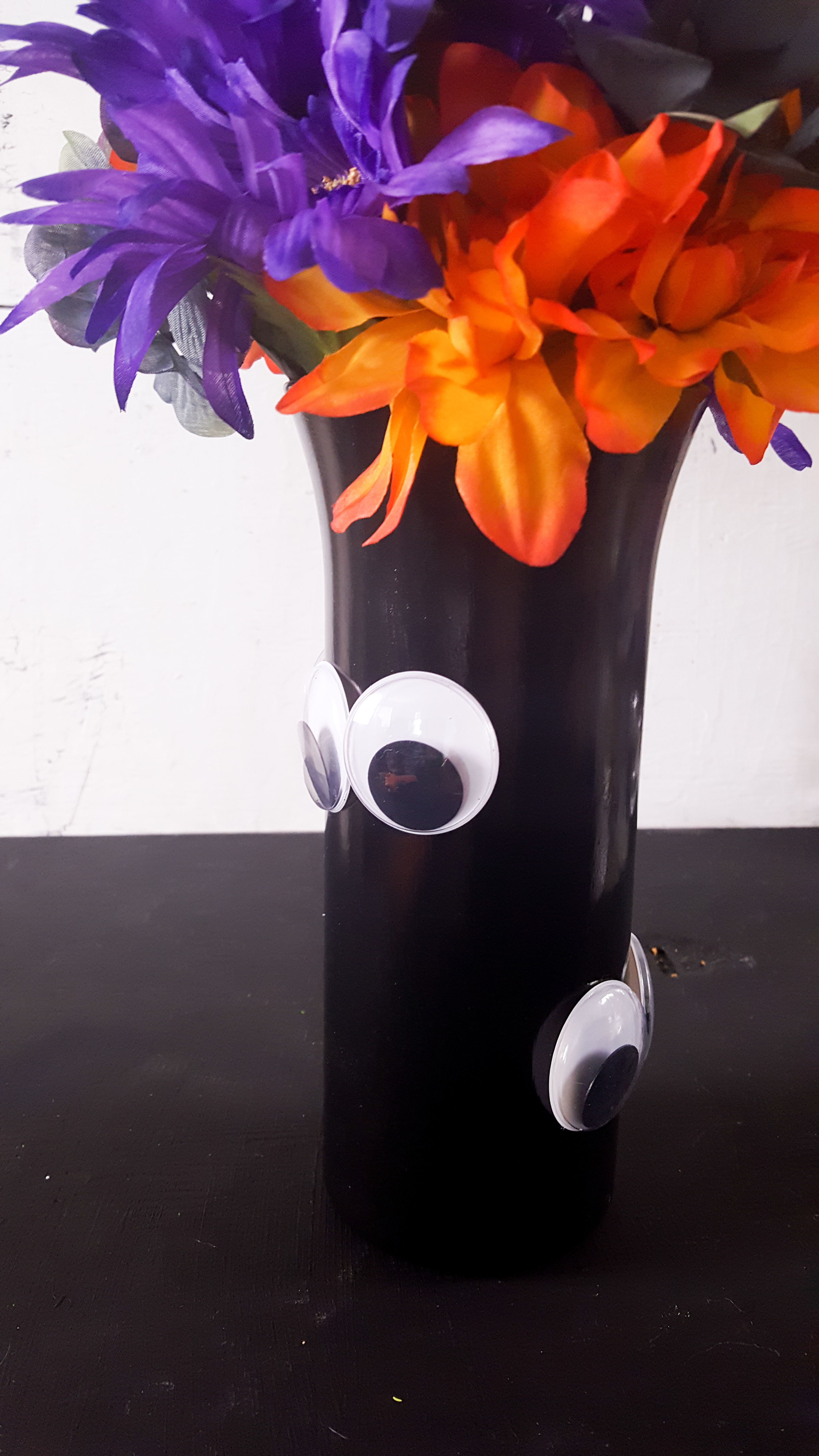 Looking for a simple DIY Halloween decoration? This simple Halloween craft is so cute and is a great dollar store Halloween craft.