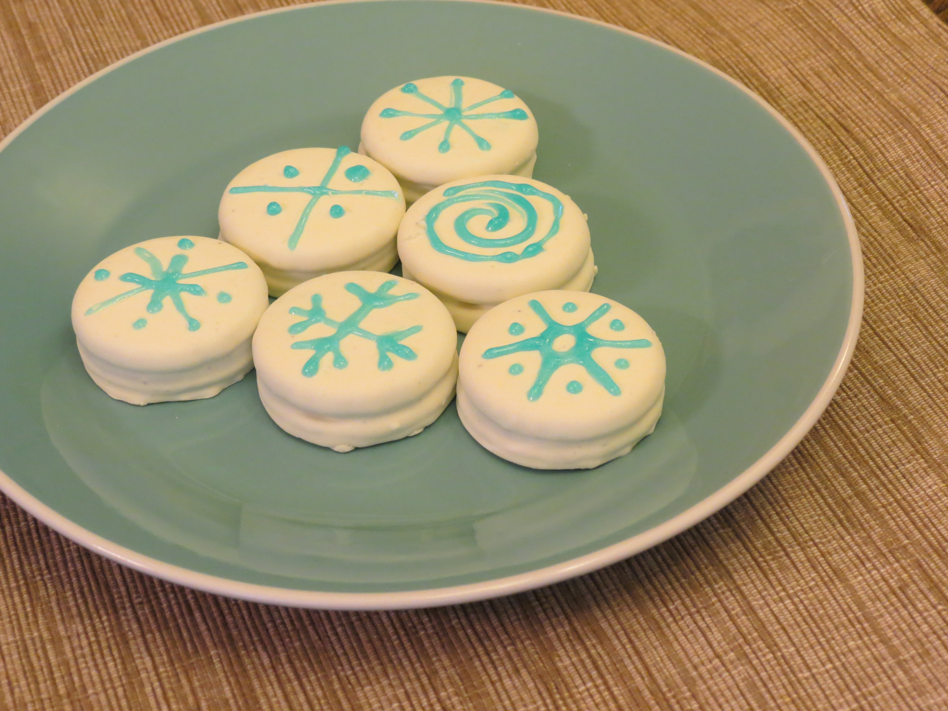 Looking for a fun snow day activity to do with the kids? Kids will love making these snowflake cookies. Avoid snow day blues with a delicious distraction