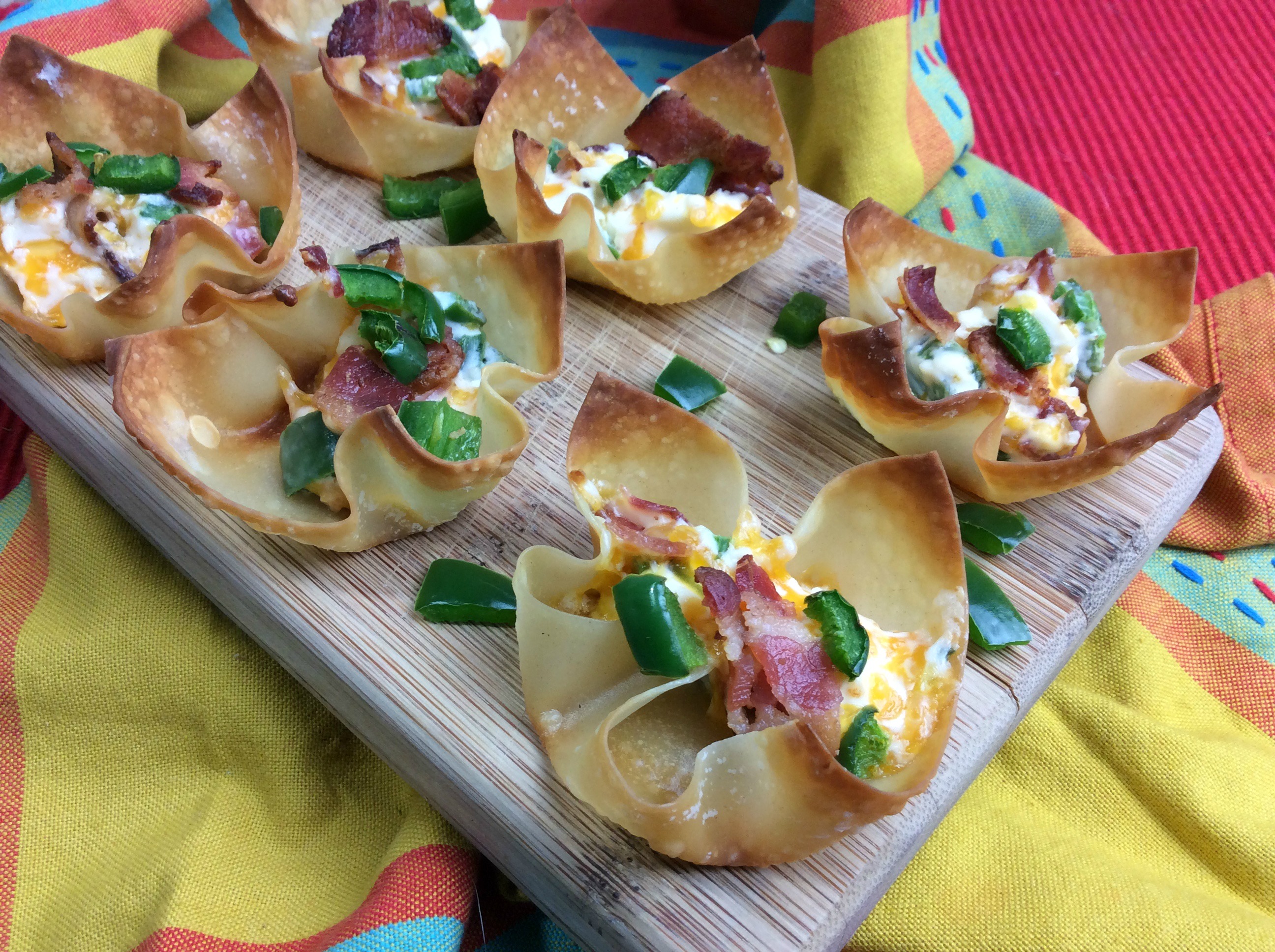 Looking for a great copy cat recipe for jalapeno popper bites? This recipe tastes delicious and is easy to make. These poppers make great game day recipe.