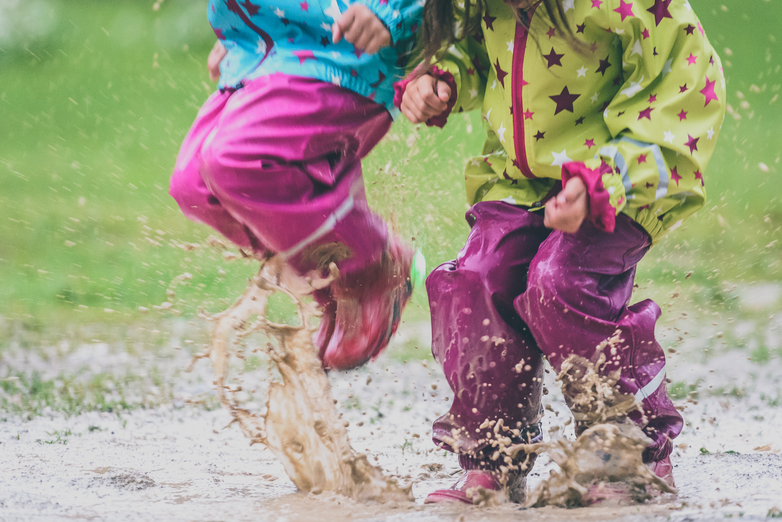 Are the kids going crazy on a rainy day? Bored Kids on a summer afternoon? Here are great ideas of things to do on a rainy day. 