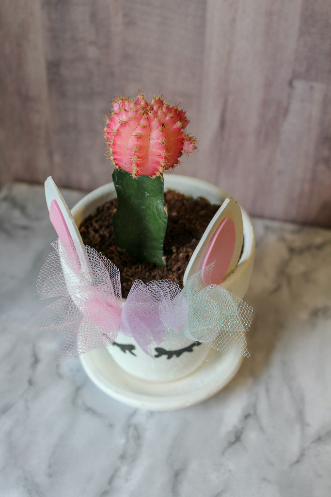 Love unicorns? Looking for a way to add more unicorns into your house? Create a Unicorn Planter to show off some of your beautiful cactus plants. This is a simple and fun flower pot craft.