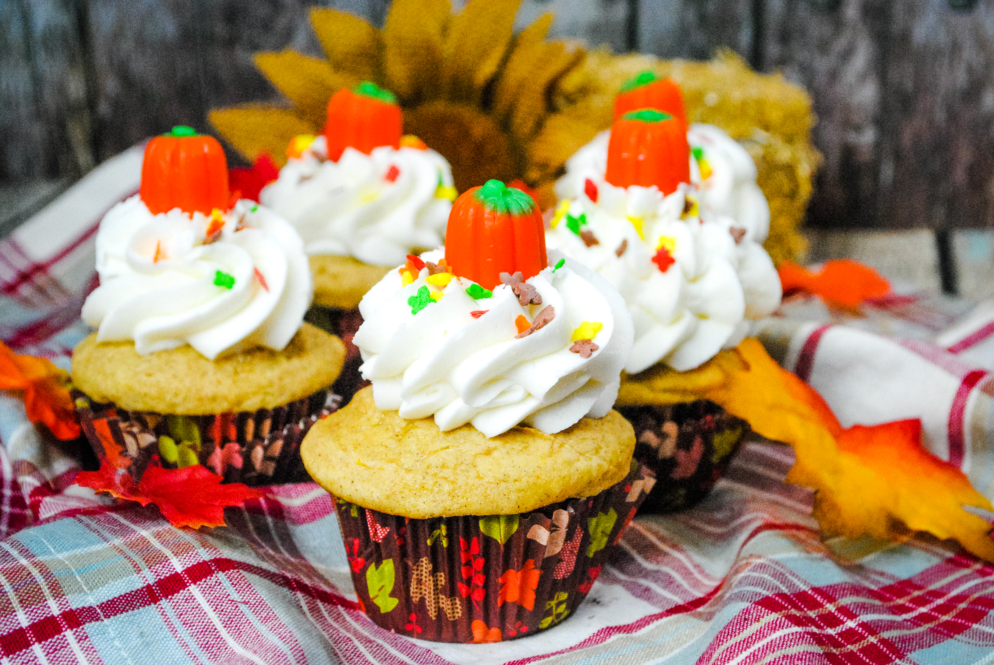 Looking for a delicious pumpkin cupcake? Vanilla pumpkin cupcakes make a great fall treat or for a tasty dessert anytime.  #pumpkin #pumpkinspice #cupcakes