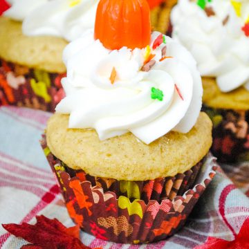 Looking for a delicious pumpkin cupcake? Vanilla pumpkin cupcakes make a great fall treat or for a tasty dessert anytime. #pumpkin #pumpkinspice #cupcakes