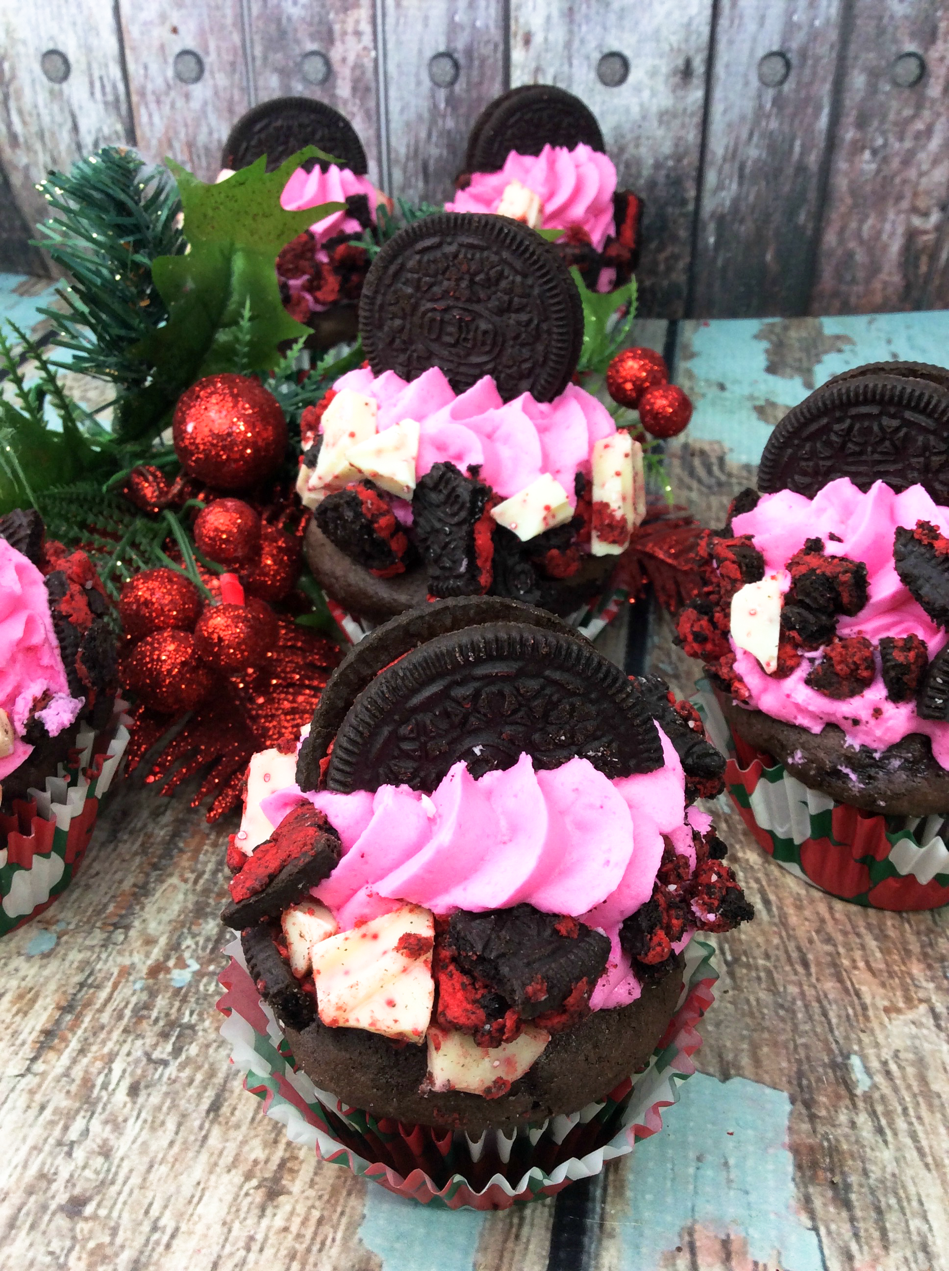 Looking for a delicious and easy chocolate cupcake recipe? This peppermint chocolate cupcake that is topped with Oreos is a fantastic Christmas dessert or for anytime. Try these fantastic peppermint Oreo cupcakes. #cupcakes #Oreo #dessert