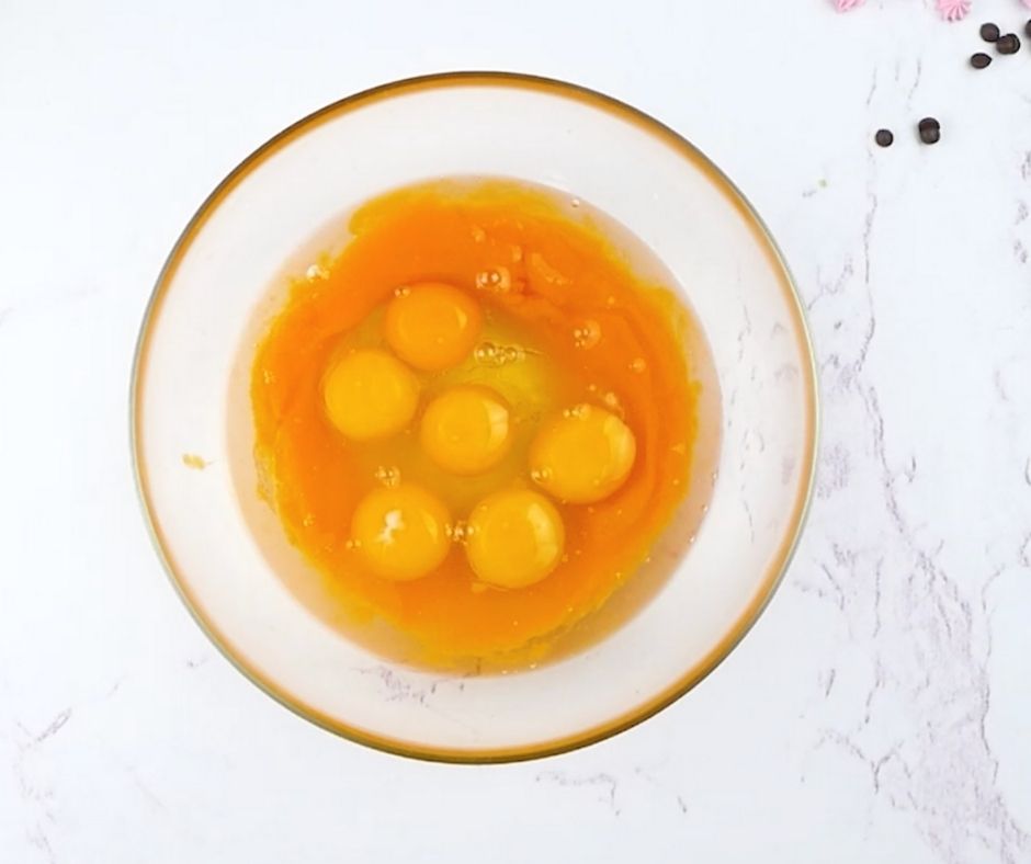 eggs in a clear bowl