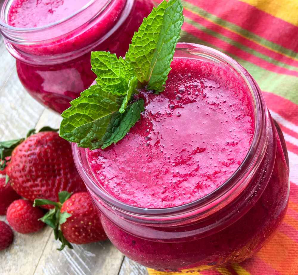 healthy berry smoothie