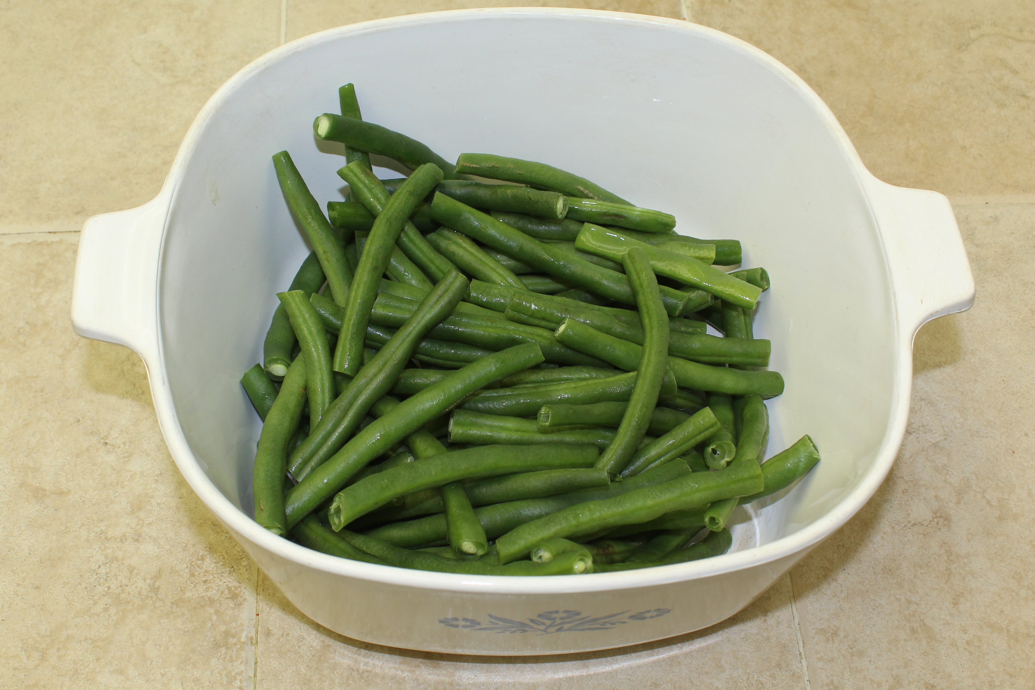 green beans in a white bowl