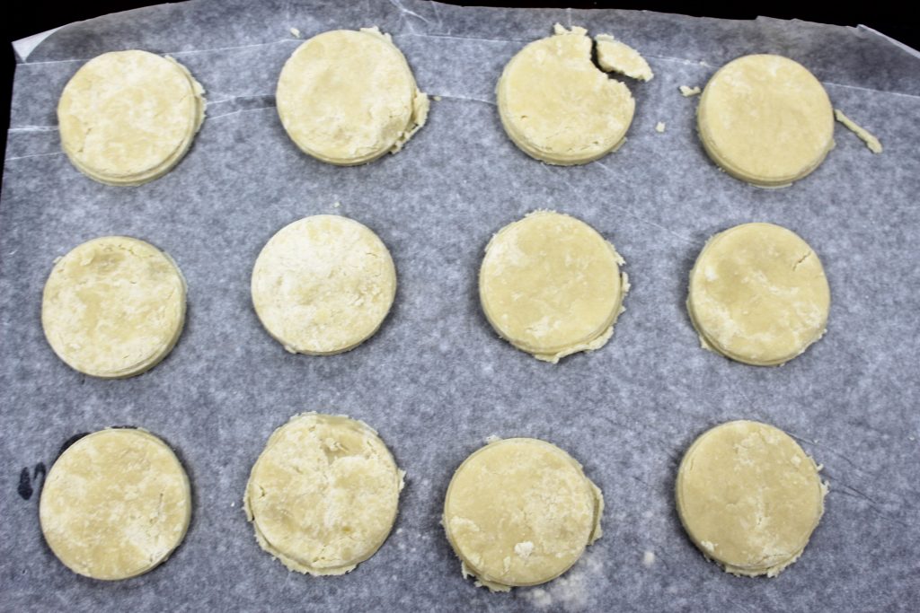 cut cookies to bake