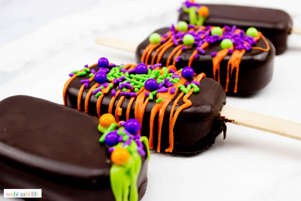 A close up of the decorated Cakesicles.