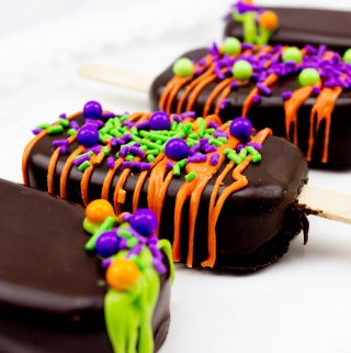 A close up of the decorated Cakesicles.