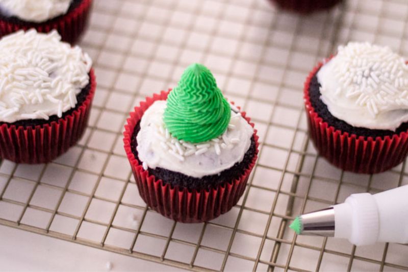 making the tree on the cupcake