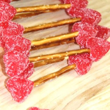 gummy-heart-on-pretzel-cupids-arrow-treat-3