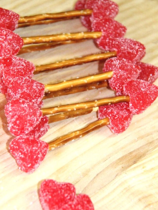 gummy-heart-on-pretzel-cupids-arrow-treat-3