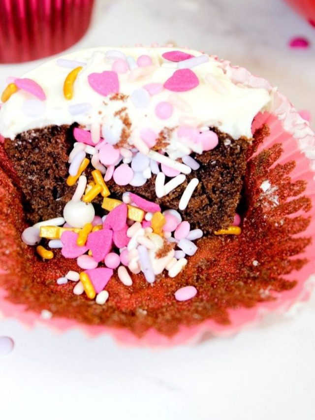 Valentines-Day-Surprise-Cupcakes-7-683x1024