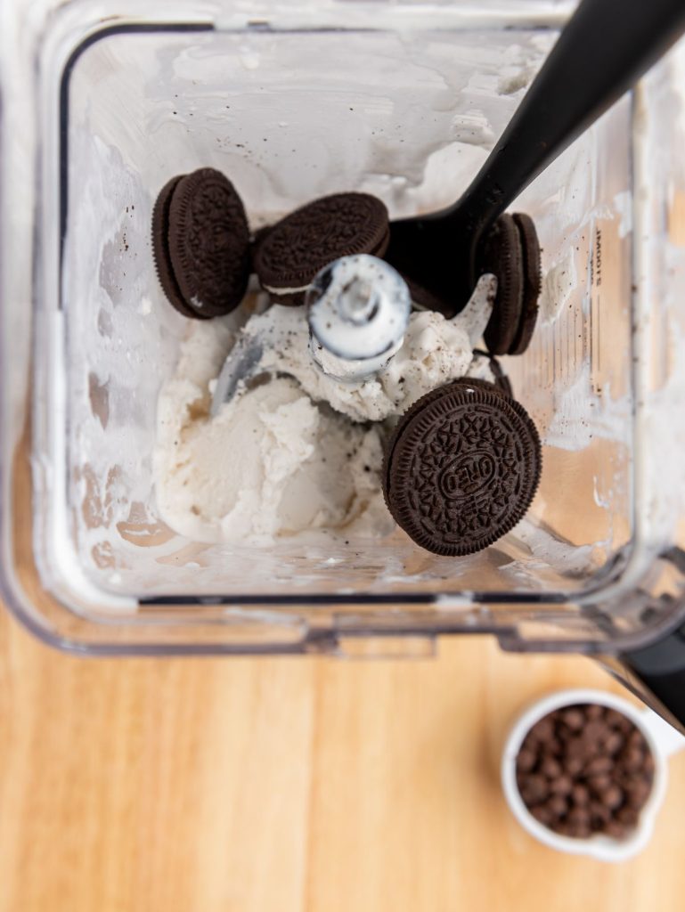 ice cream and Oreos in the blender