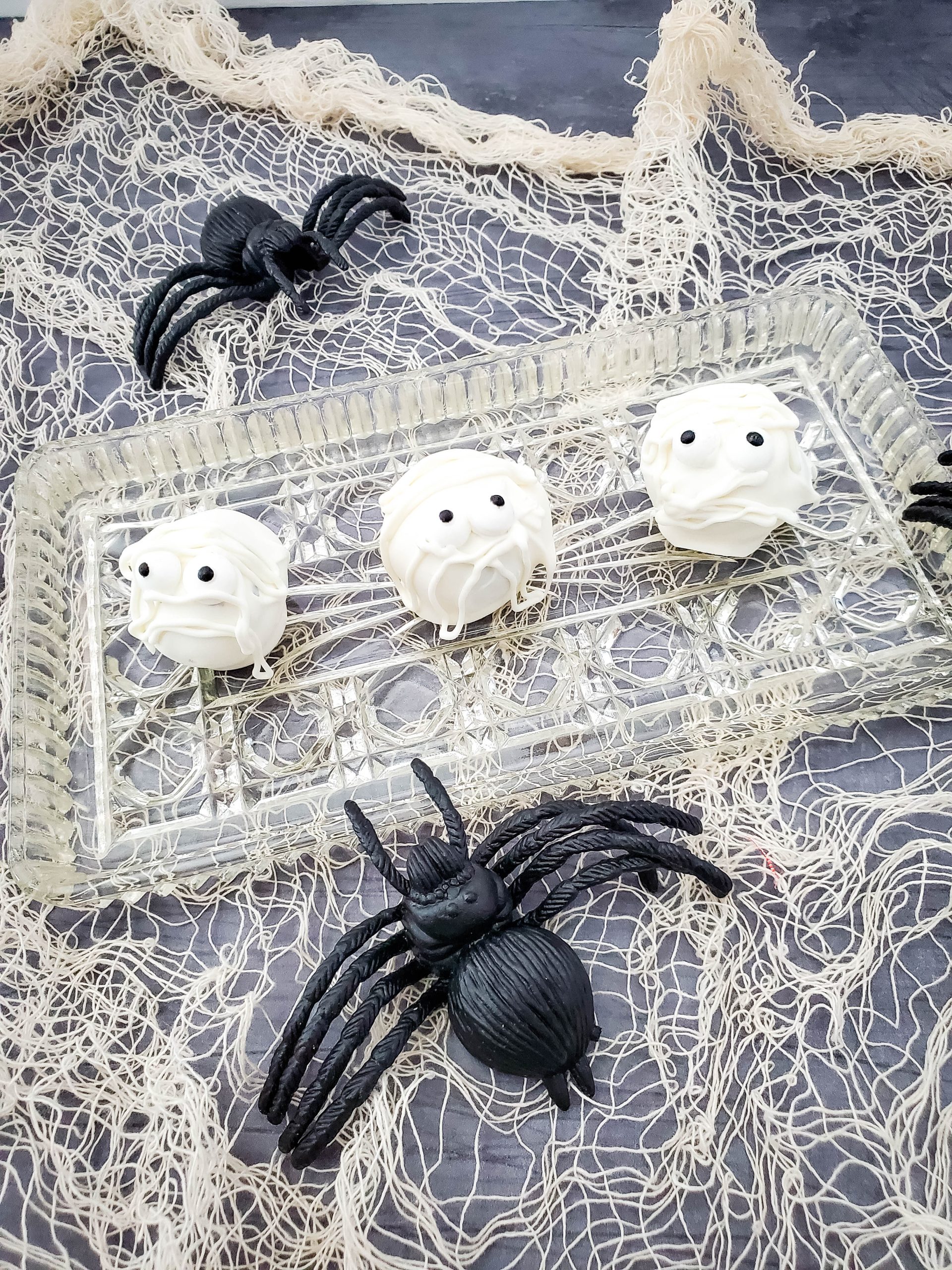 Halloween Oreo Mummy Balls
