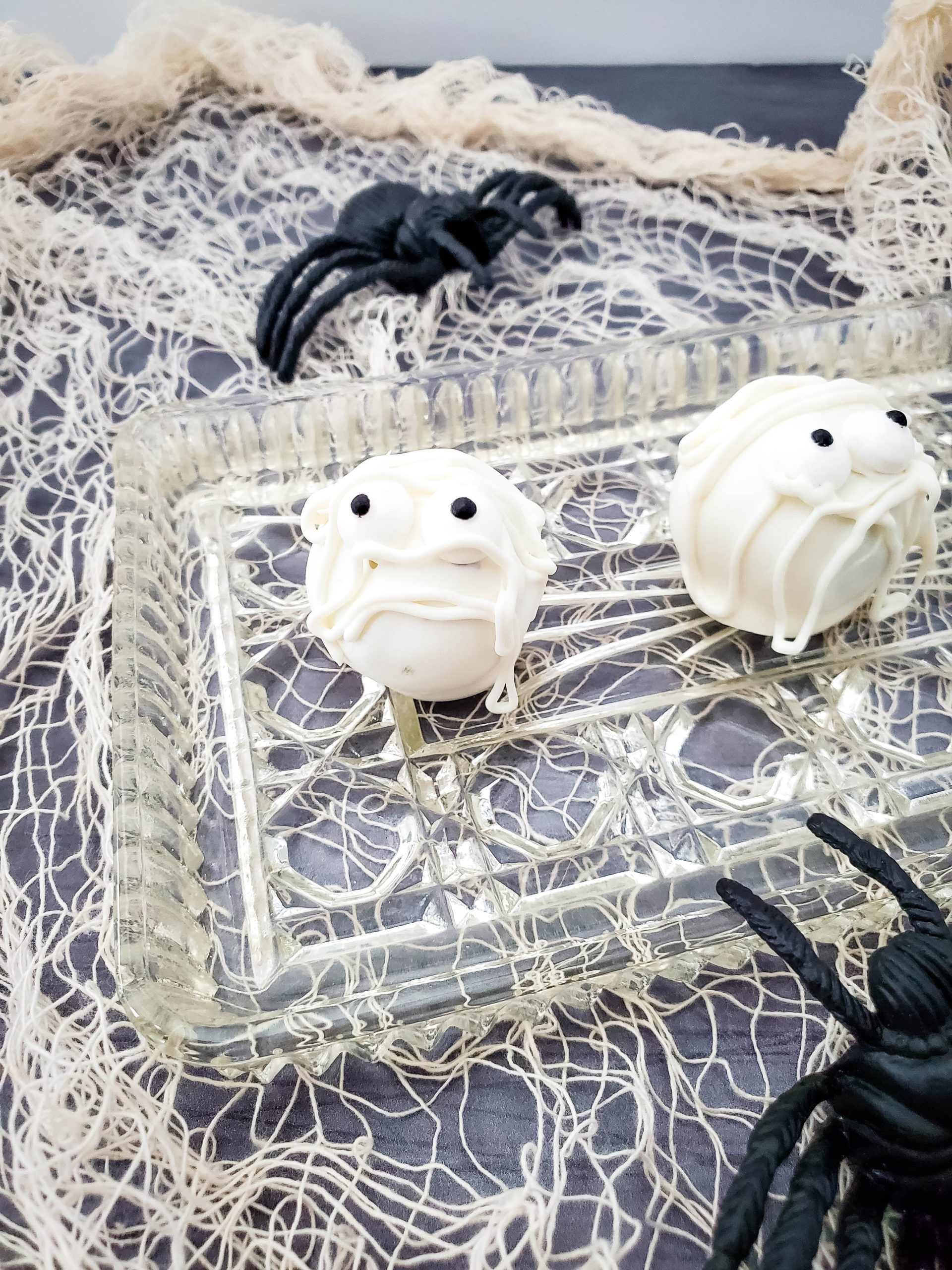 Halloween Oreo Mummy Balls