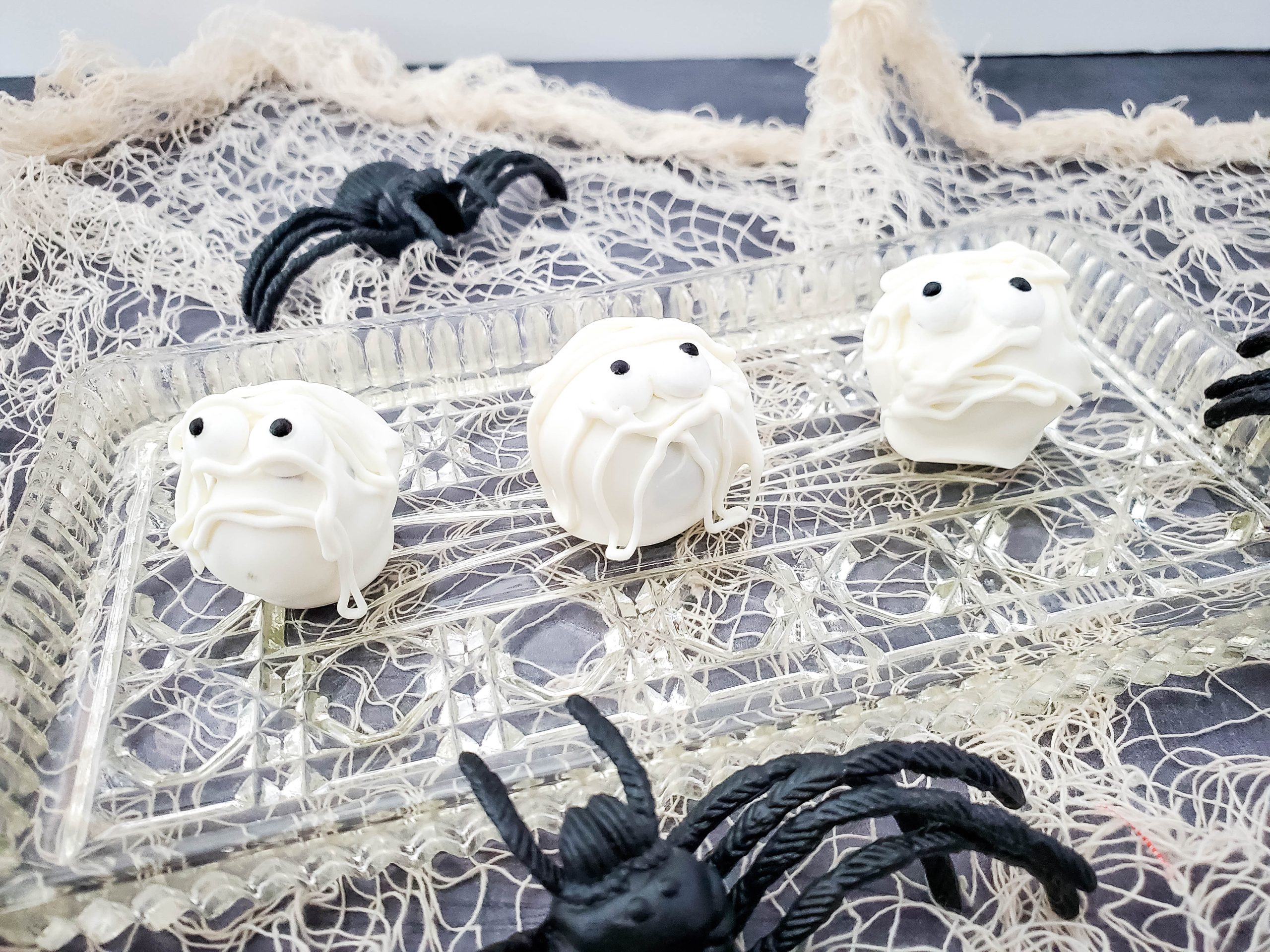 Halloween Oreo Mummy Balls