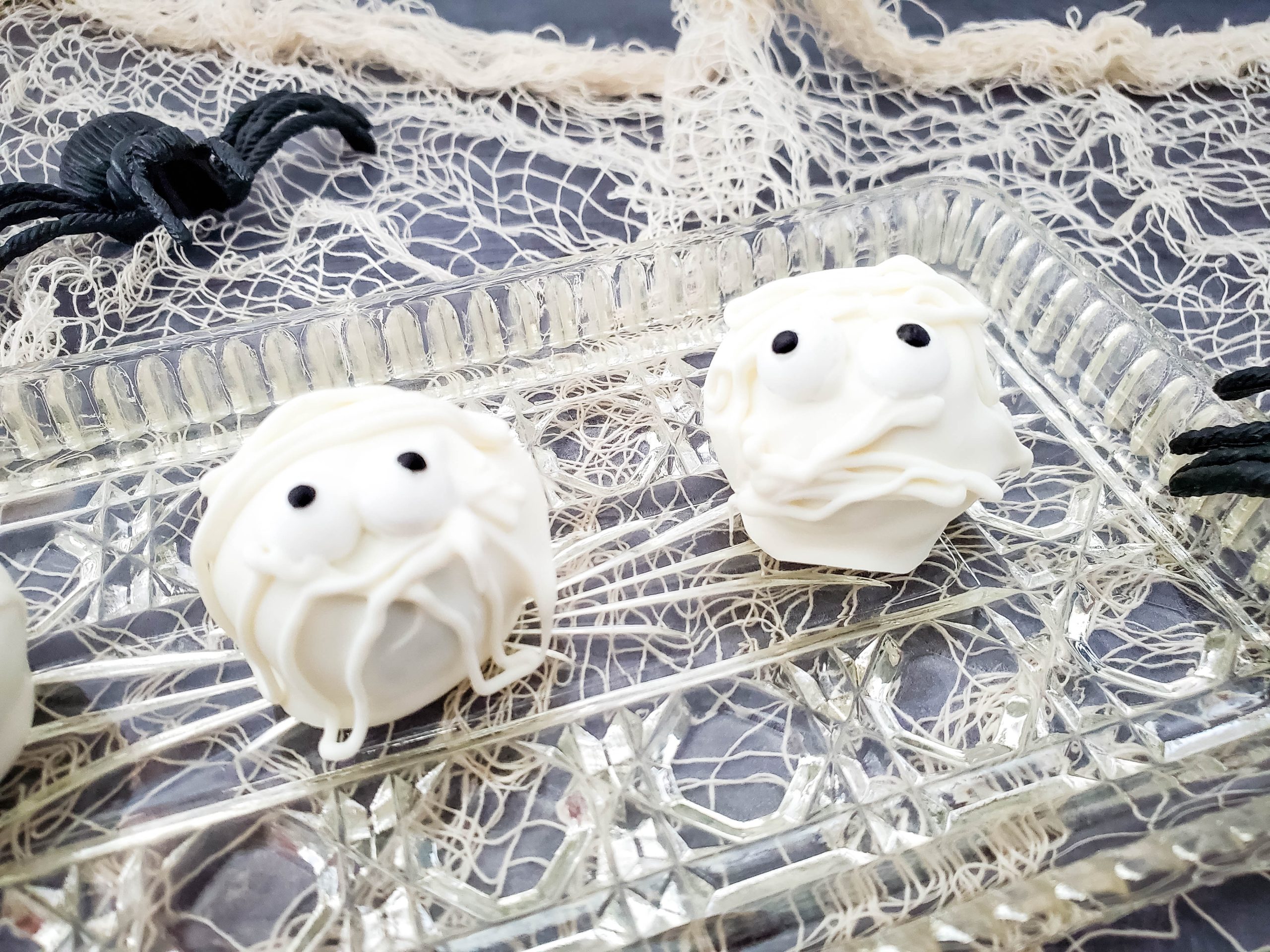 Halloween Oreo Mummy Balls