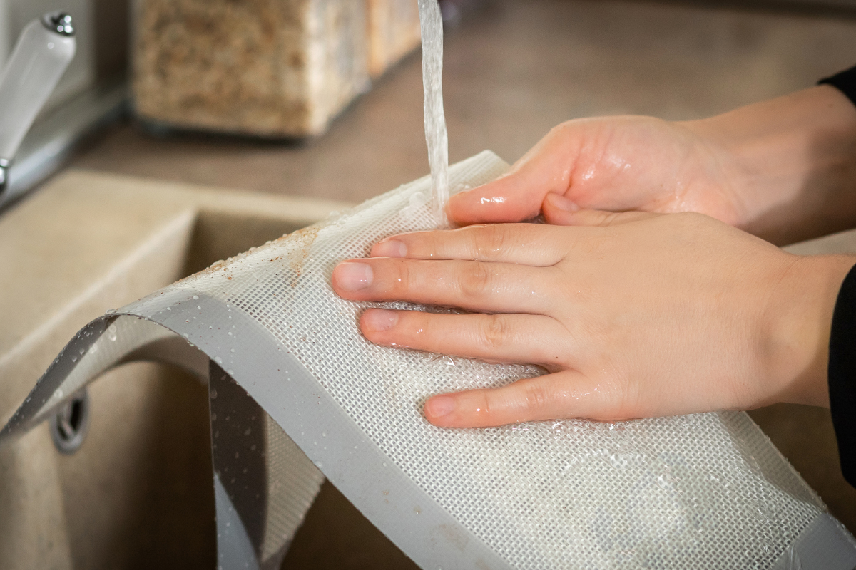 washing a silicone baking mat