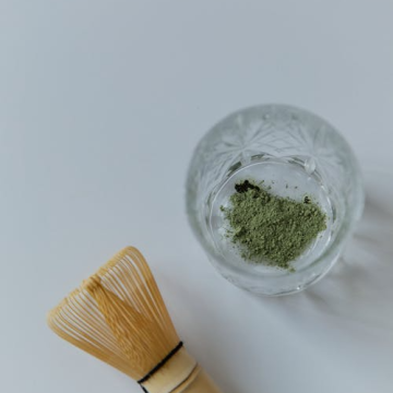 kratom in a glass board