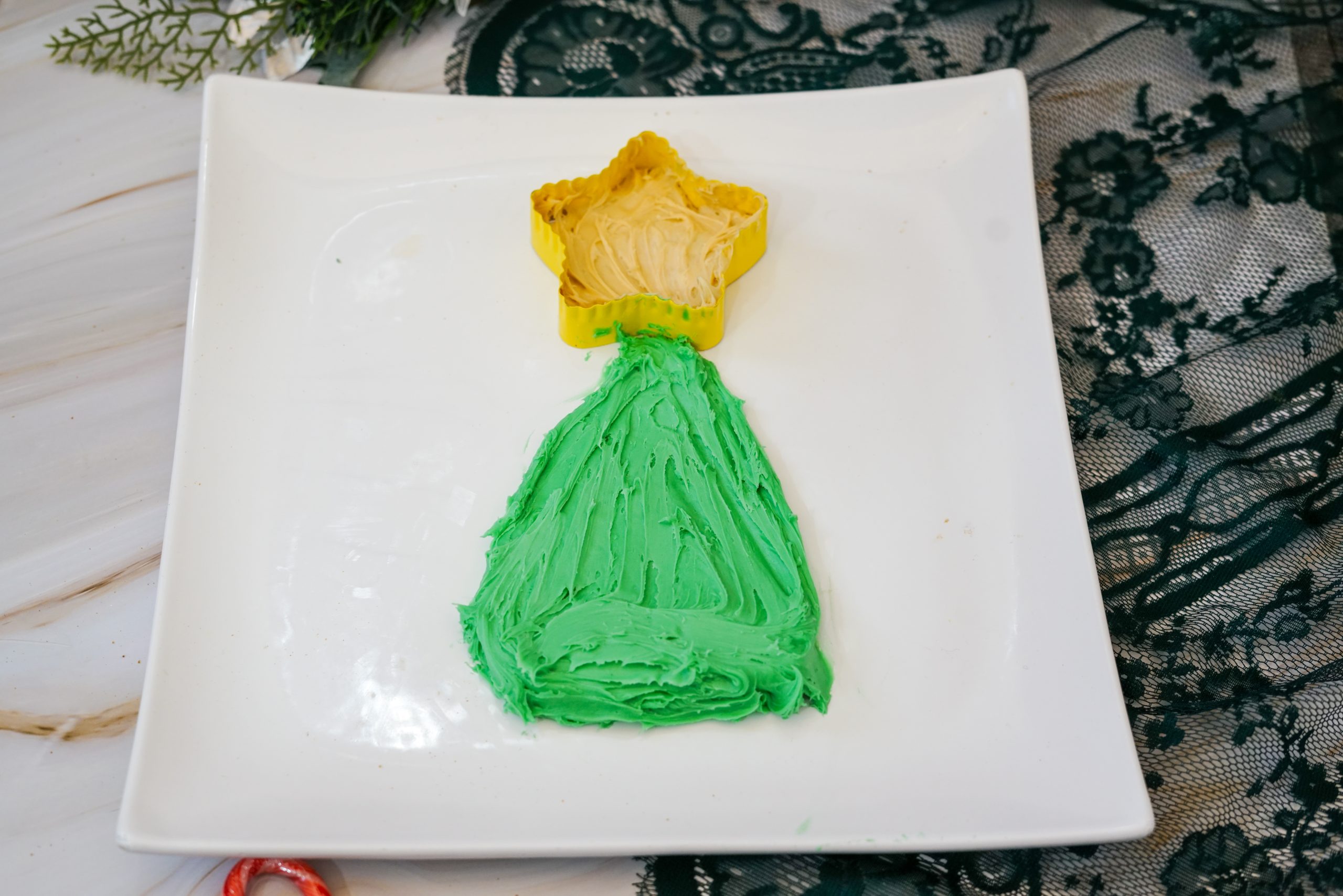 create the tree with green frsoting