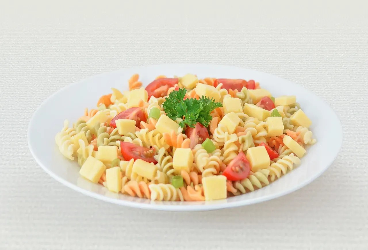 Leftover Pasta Mixed With Raw Vegetables (Image Credits: Pixabay)