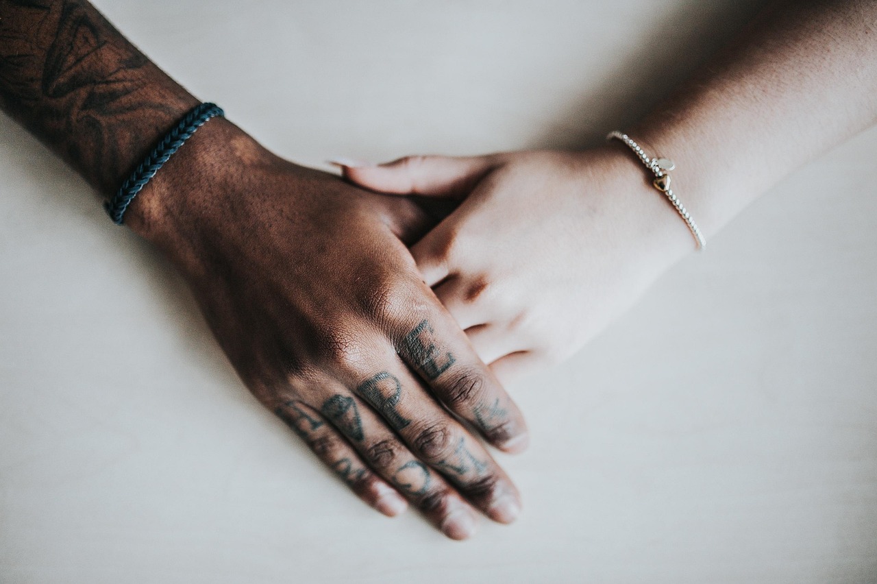 Practicing Physical Touch Throughout the Day (Image Credits: Pixabay)