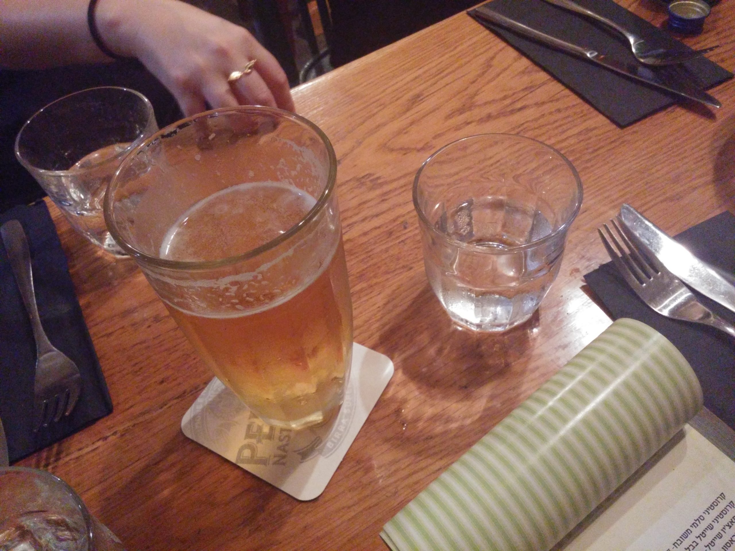 Your Water Glass Behavior Is Weirdly Predictive (Image Credits: Wikimedia)