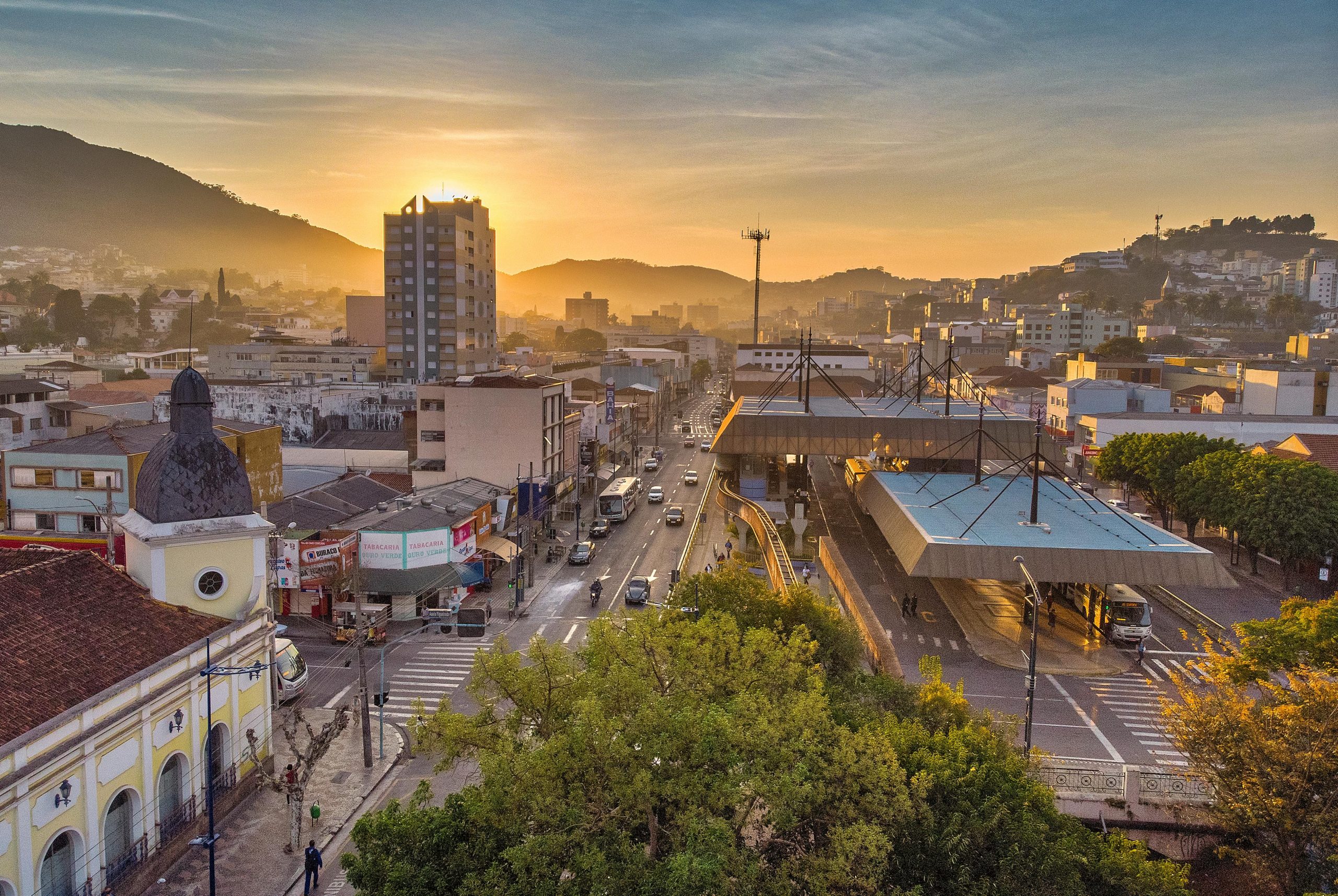 Aerial view of Poços de Caldas during sunrise showcasing its vibrant urban landscape.