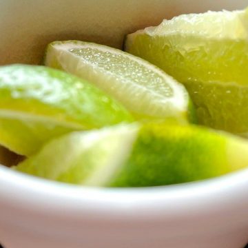 The Lemon Wedge Warning: 11 Reasons Servers Avoid Putting Citrus in Their Own Drinks