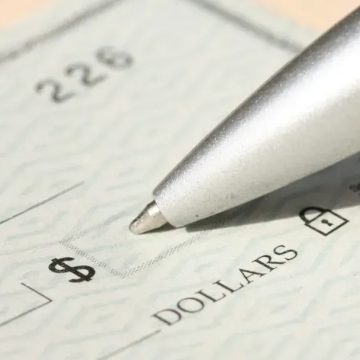 16 Things We Should Never Keep in Our Wallet After 50