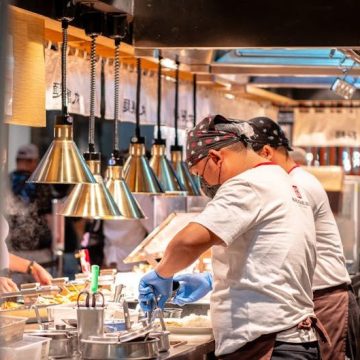 9 Restaurant Habits That Make Open Kitchens Feel Overbearing