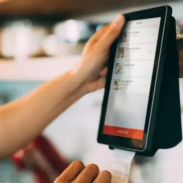 9 Restaurant Habits Americans Say No Longer Justify the Cost