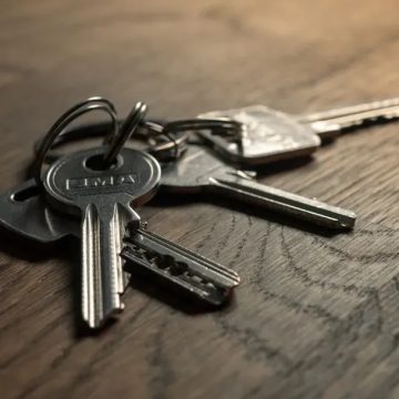 8 Things You Shouldn't Keep in Your Wallet After 50