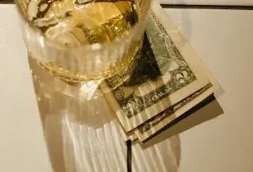 "The Flat Five": Why Tipping a Flat $5 No Matter the Bill Is a Huge Red Flag to Staff